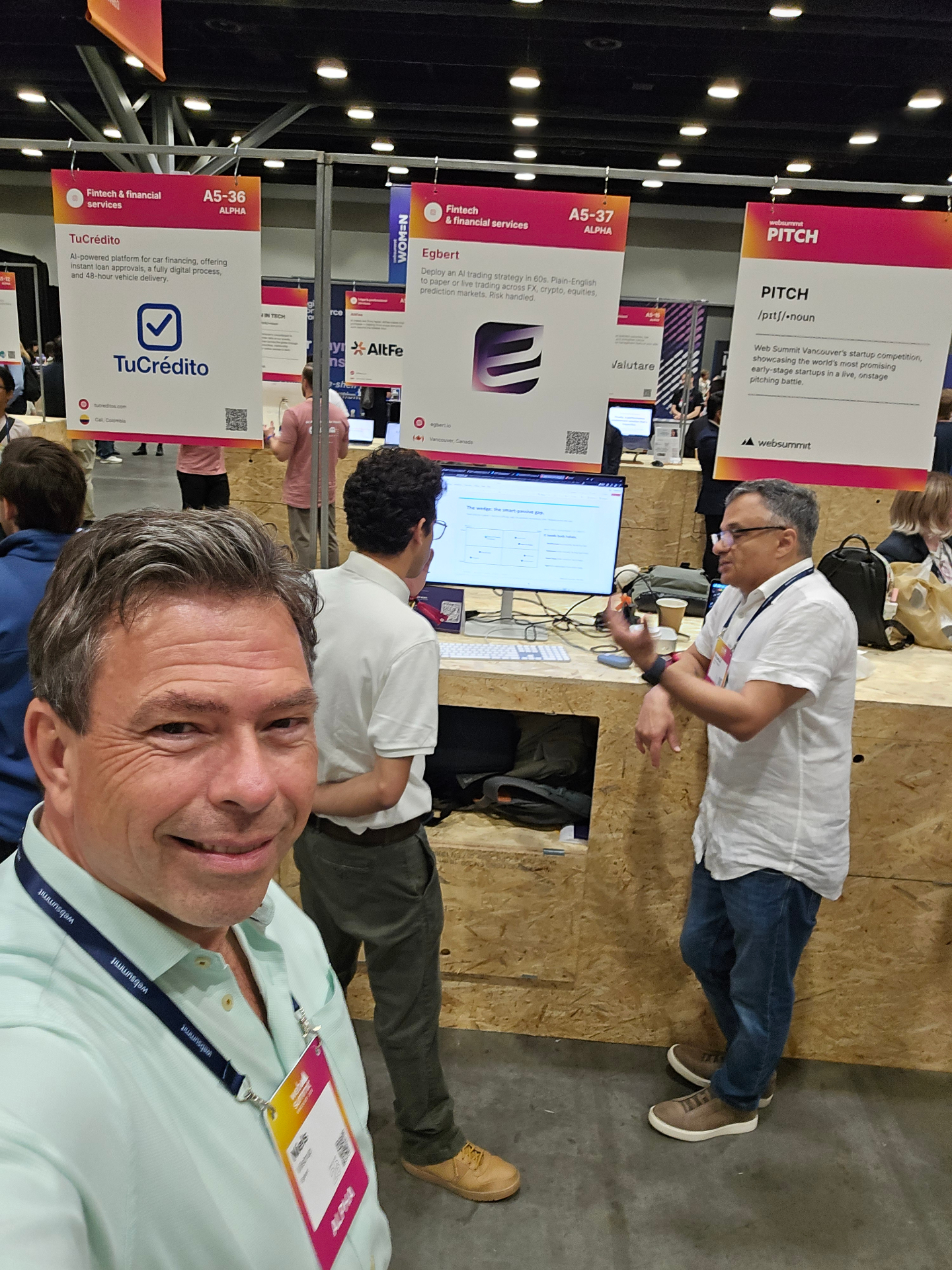 Niels Vilstrup selfie at the Egbert booth A5-37 with the team in conversation behind him